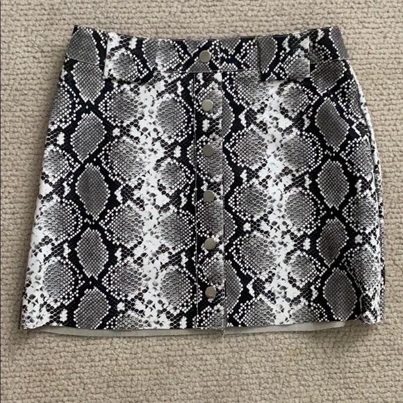 Dresses & Skirts - Faux Learher snakeskin skirt